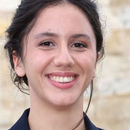 Anaïde Rozam 飾演 Eugénie