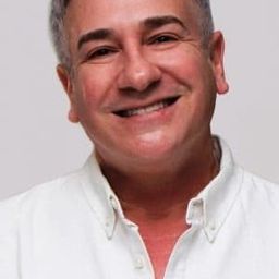 Albert Rodríguez 飾演 Howard López