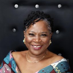 翁葉卡·昂文努 飾演 Mama