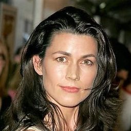 Arabella Holzbog 飾演 Sarah Rawlins