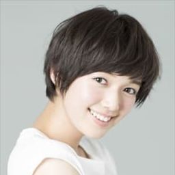 佐藤栞裏 飾演 Satomi Shiga