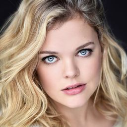 Georgia Bradner 飾演 Sorority Girl