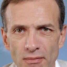 Mikhail Negin 飾演 