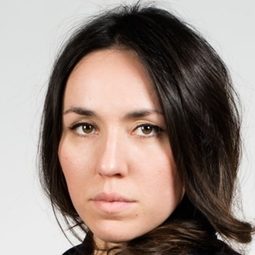 黛博拉·格瑞爾 - 愛上老闆的女兒演員 飾演Cathy