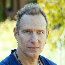 Loren Haynes 飾演 Willie Munroe