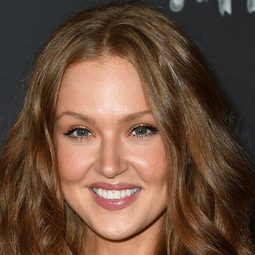 Maggie Geha 飾演 Flo Bai