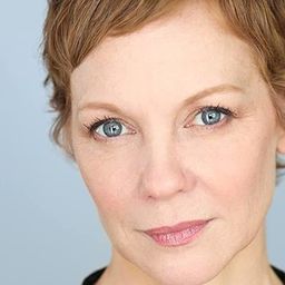 Mariann Mayberry 飾演 Stepmother