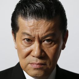 山本竜二 飾演 Masked man