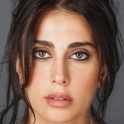 娜迪·拉巴基 - 孤海沙堡演員 飾演Yasmine