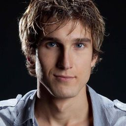 Landon Ashworth 飾演 Michael