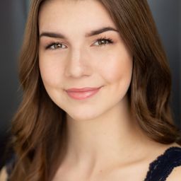 Alyssa Brady 飾演 Camp Counselor