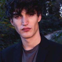 羅柯·法薩諾 飾演 Robin