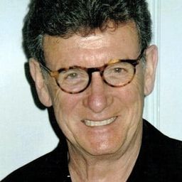 James Warwick 飾演 Scott