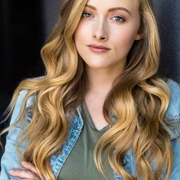 Sierra Renfro 飾演 Nun