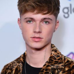 HRVY 飾演 Himself