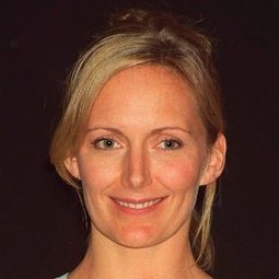 Georgia Reece 飾演 Joanna