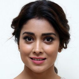 絲莉亞沙蘭 飾演 Alluri Sarojini