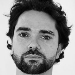 艾倫·穆斯塔法 飾演 Grindah