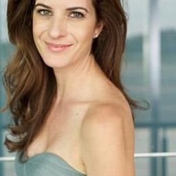 Laura Putnam 飾演 Mom