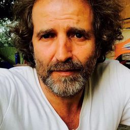 Mauro Muñiz 飾演 Santiago Doñate