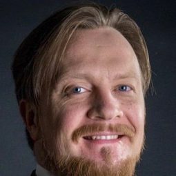 Andrey Permyakov 飾演 Zhenya's father