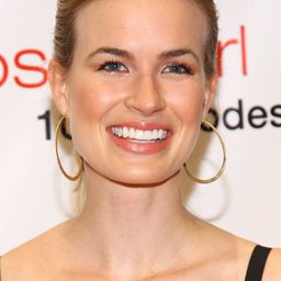 Alice Callahan 飾演 Sales Lady