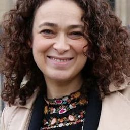 Delphine Horvilleur 飾演 Rabbin