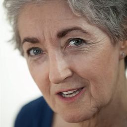 Katherine O'Sullivan 飾演 Costume Assistant