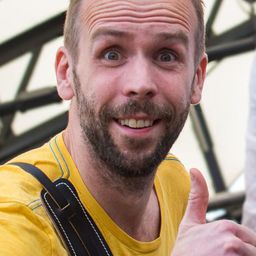 Johan Östling 飾演 Micke Tretton