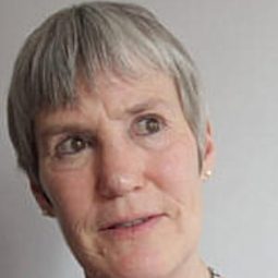 Rose English 飾演 Dora