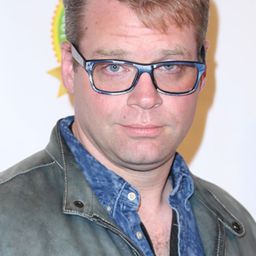 Kiff VandenHeuvel 飾演 Bob