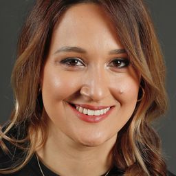 Gupse Özay 飾演 Zeliha