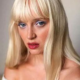 Karina Kolokolchykova 飾演 Russian girl