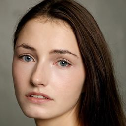 Elina Jackson 飾演 Official with Flags