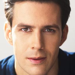 Bret Lada 飾演 Roger