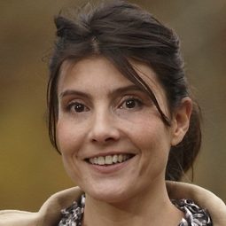 Mariane Plasteig 飾演 Waitress
