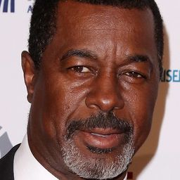 Dwight Hicks 飾演 Mortician