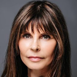 Justine Francesca Glenton 飾演 Sarah