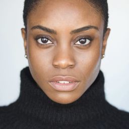 Anita-Joy Uwajeh 飾演 Roxanne