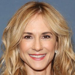 荷莉亨特 飾演 Helen Parr / Elastigirl (voice)