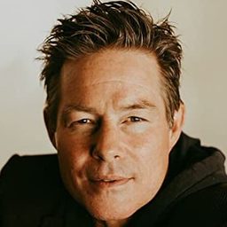 Sebastian Spence 飾演 Jake Addams