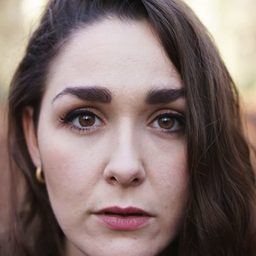 Nadia Lamin 飾演 Sparrow