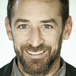 安德魯·赫夫勒 - 麥可·寇蒂斯的北非諜影演員 飾演Jack L. Warner