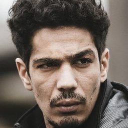 Anis Benbatoul 飾演 Kouame