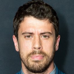 杜比卡彼 飾演 Koba