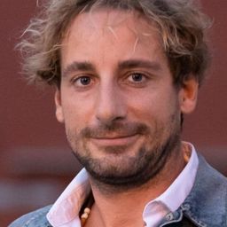 Vincenzo Tosetto 飾演 Bill Flanders (ghost)