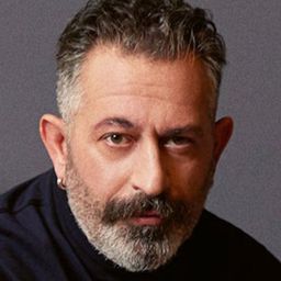 堅·耶馬茲 飾演 İskender Tünaydın