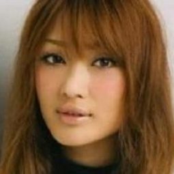 小林明美 飾演 Emi