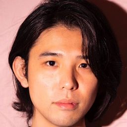 Tatsuhiro Yamaoka 飾演 Speaker Voice