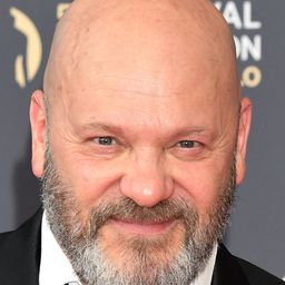 Joseph Malerba 飾演 Victor